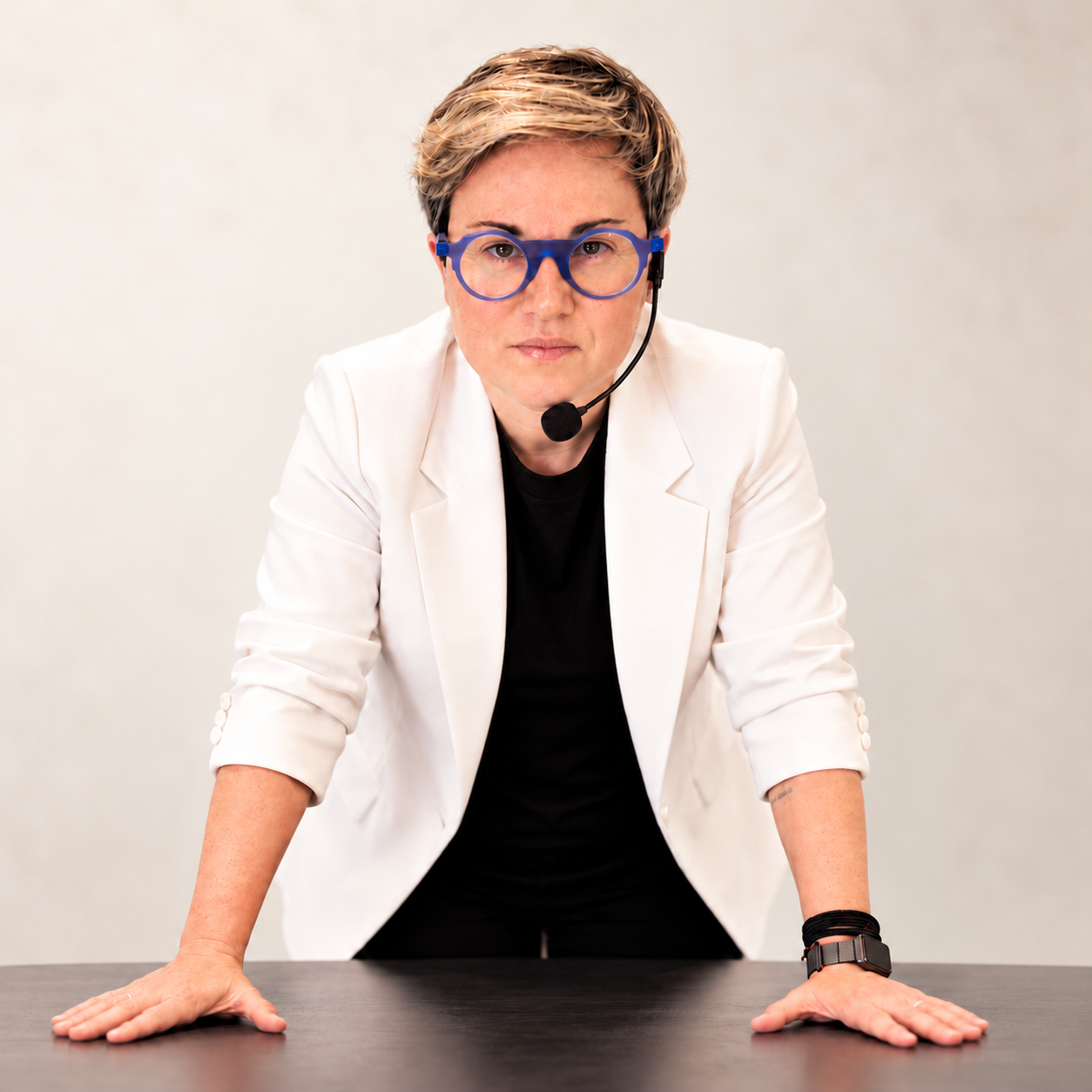 Retrato de Sonia Vivas con gafas azules y americana blanca