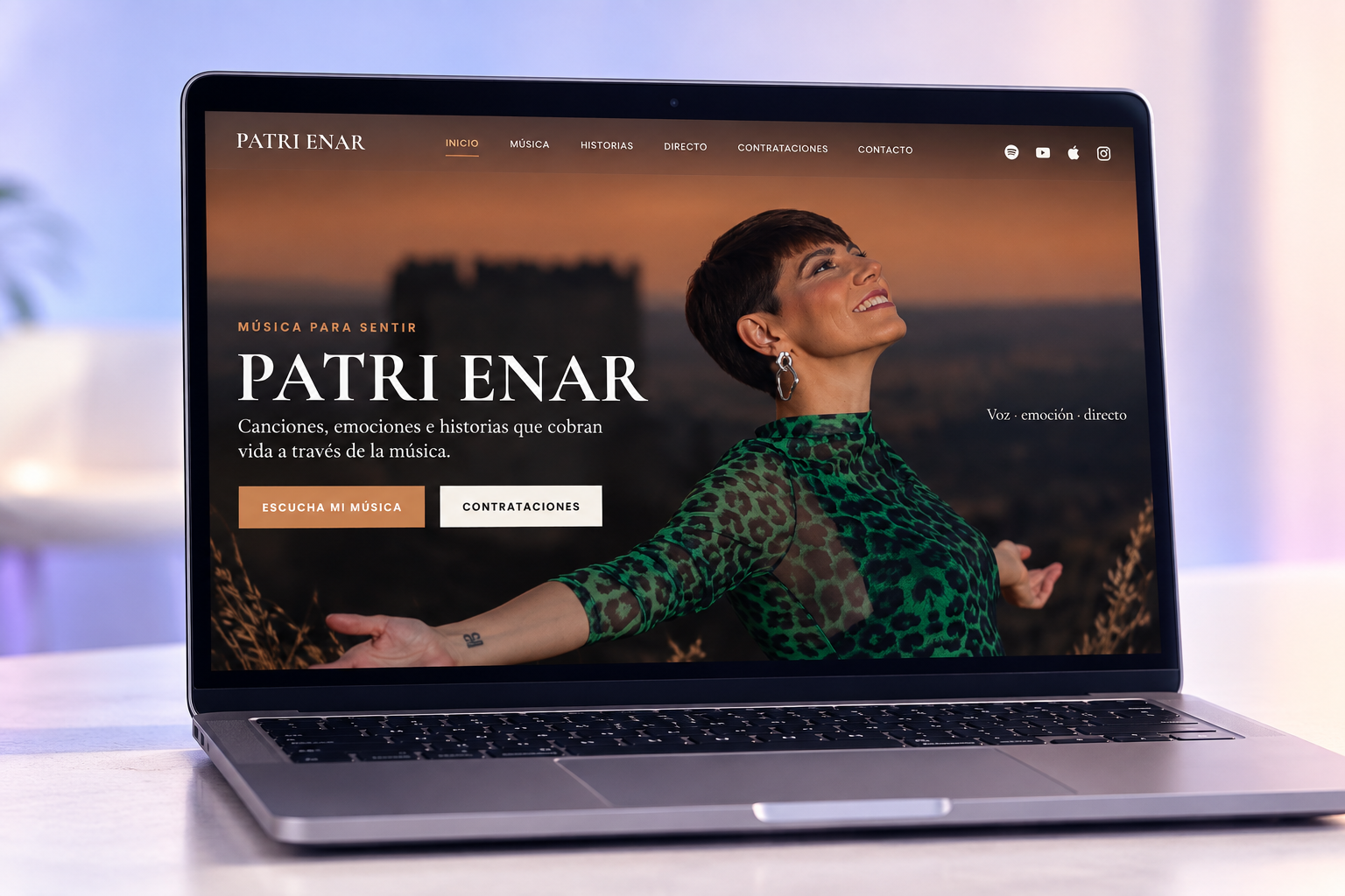 Mockup limpio de una página web de marca personal desarrollada en Marca Millonaria