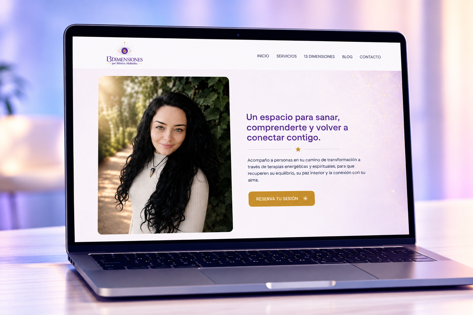 Mockup limpio de una página web de marca personal desarrollada en Marca Millonaria
